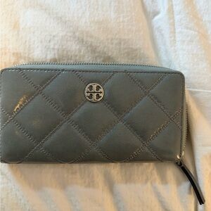 Tory Burch Quilted Leather Wallet Silver Gray Patent Leather NEVER USED